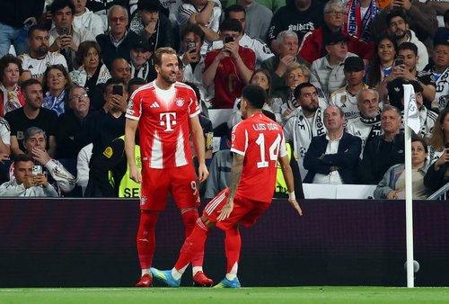 Soccer Football - UEFA Champions League - Quarter Final - First Leg - Real Madrid v Bayern Munich - Santiago Bernabeu, Madrid, Spain - April 7, 2026 Bayern Munich's Harry Kane celebrates scoring their second goal with Luis Diaz REUTERS/Gonzalo Fuentes