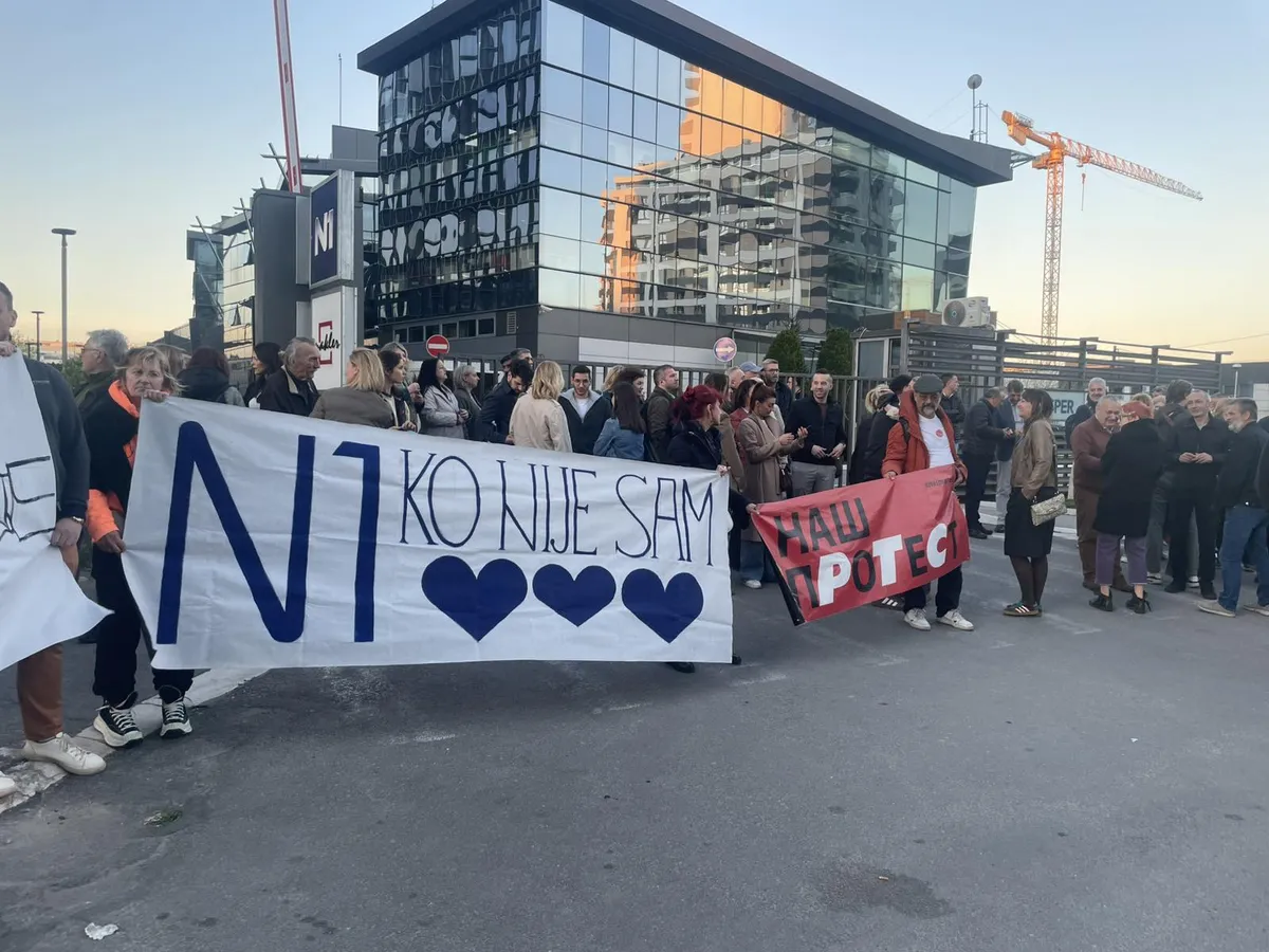 Skup podrške N1: Građani i novinari se okupili ispred zgrade televizije