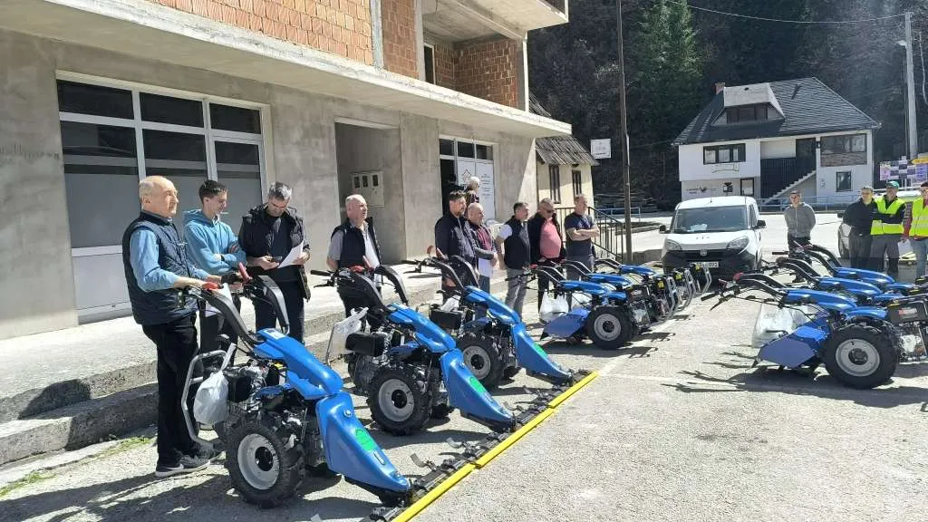 Domaćinstvima koja su pretrpjela štete u poplavama 2024. uručena poljoprivredna mehanizacija