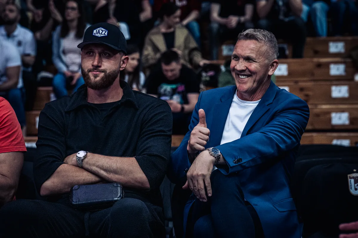 Nurkić u društvu legendarnog reprezentativca BiH prati Bosnu protiv Partizana, tu je i Elvedina Muzaferija (FOTO)