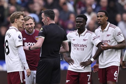 Soccer Football - Premier League - West Ham United v Arsenal - London Stadium, London, Britain - May 10, 2026 Arsenal's Martin Odegaard and West Ham United's Jarrod Bowen with referee Chris Kavanagh as Arsenal's Bukayo Saka and Gabriel Magalhaes look on R
