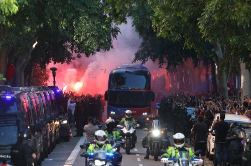 Soccer Football - LaLiga - FC Barcelona v Real Madrid - Spotify Camp Nou, Barcelona, Spain - May 10, 2026 The FC Barcelona team bus arrives at the stadium before the match REUTERS/Albert Gea