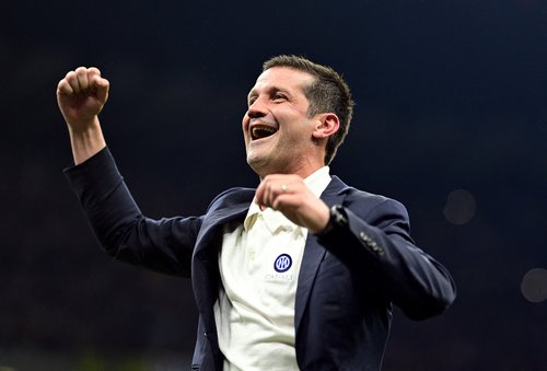 Soccer Football - Serie A - Inter Milan v Parma - San Siro, Milan, Italy - May 3, 2026 Inter Milan coach Cristian Chivu celebrates after winning Serie A REUTERS/Daniele Mascolo