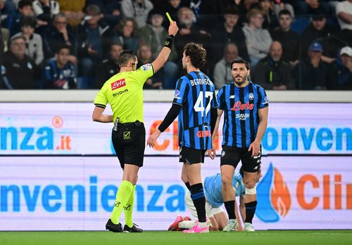 Soccer Football - Coppa Italia - Semi Final - Second Leg - Atalanta v Lazio - New Balance Arena, Bergamo, Italy - April 22, 2026 Atalanta's Sead Kolasinac is shown a yellow card by referee Andrea Colombo REUTERS/Daniele Mascolo