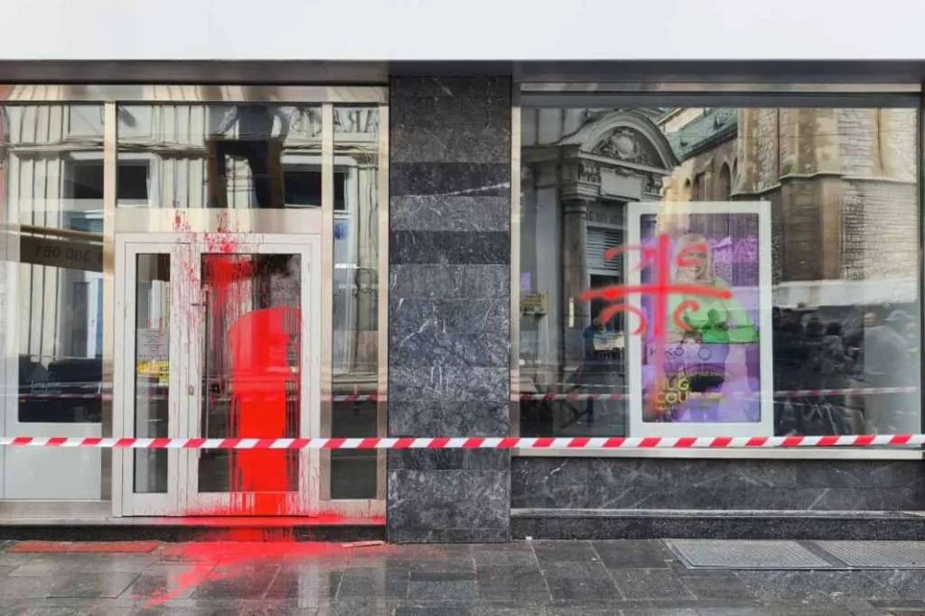 Na dvije prodavnice u sarajevskoj ulici Ferhadija bačena crvena boja i ispisano 