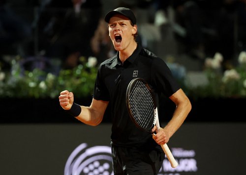 Tennis - Italian Open - Foro Italico, Rome, Italy - May 15, 2026 Italy's Jannik Sinner reacts during his semi final match against Russia's Daniil Medvedev REUTERS/Ciro De Luca
