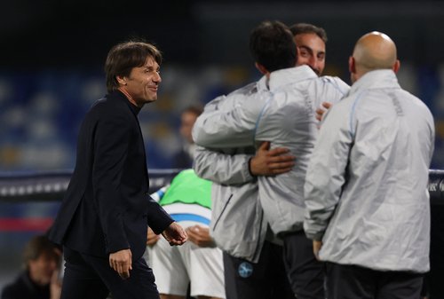 Soccer Football - Serie A - Napoli v Cremonese - Stadio Diego Armando Maradona, Naples, Italy - April 24, 2026 Napoli coach Antonio Conte celebrates their second goal scored by Rasmus Hojlund REUTERS/Ciro De Luca