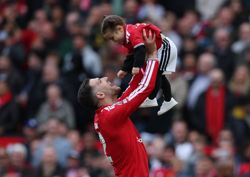 Soccer Football - Premier League - Manchester United v Nottingham Forest - Old Trafford, Manchester, Britain - May 17, 2026 Manchester United's Diogo Dalot with his daughter Clara on the pitch at the end of the match REUTERS/Phil Noble EDITORIAL USE ONLY.