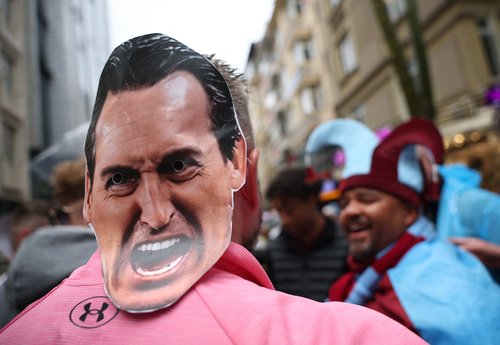 Soccer Football - UEFA Europa League - Final - Fans gather in Istanbul for SC Freiburg v Aston Villa - Istanbul, Turkey - May 20, 2026 A fan wearing a mask of Aston Villa manager Unai Emery ahead of the final REUTERS/Isabel Infantes