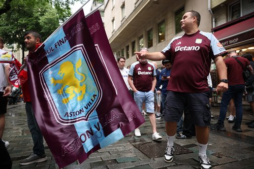 Soccer Football - UEFA Europa League - Final - Fans gather in Istanbul for SC Freiburg v Aston Villa - Istanbul, Turkey - May 20, 2026 Aston Villa fans gather ahead of the final REUTERS/Isabel Infantes