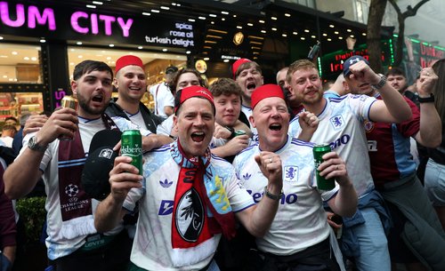Soccer Football - UEFA Europa League - Final - Fans gather in Istanbul for SC Freiburg v Aston Villa - Istanbul, Turkey - May 20, 2026 Aston Villa fans gather ahead of the final REUTERS/Murad Sezer