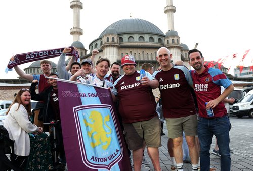 Soccer Football - UEFA Europa League - Final - Fans gather in Istanbul for SC Freiburg v Aston Villa - Istanbul, Turkey - May 20, 2026 Aston Villa fans gather ahead of the final REUTERS/Murad Sezer