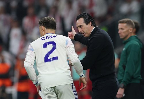 Soccer Football - UEFA Europa League - Final - SC Freiburg v Aston Villa - Besiktas Park, Istanbul, Turkey - May 20, 2026 Aston Villa manager Unai Emery speaks to Matty Cash during the match REUTERS/Umit Bektas