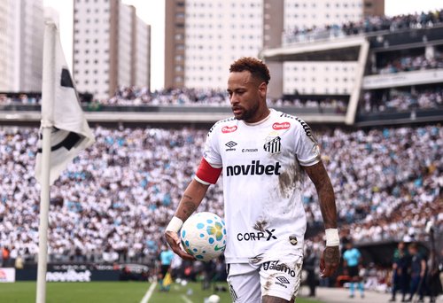 Soccer Football - Brasileiro Championship - Santos v Coritiba - Neo Quimica Arena, Sao Paulo, Brazil - May 17, 2026 Santos' Neymar before he takes a corner kick REUTERS/Jean Carniel