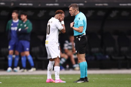 Soccer Football - Brasileiro Championship - Santos v Coritiba - Neo Quimica Arena, Sao Paulo, Brazil - May 17, 2026 Santos' Neymar remonstrates with referee Paulo Zanovelli REUTERS/Jean Carniel