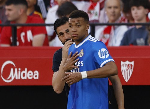 Soccer Football - LaLiga - Sevilla v Real Madrid - Ramon Sanchez Pizjuan, Seville, Spain - May 17, 2026 Real Madrid's Kylian Mbappe speaks with coach Alvaro Arbeloa during the match REUTERS/Marcelo Del Pozo