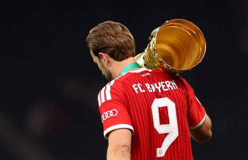 Soccer Football - DFB Cup - Final - Bayern Munich v VfB Stuttgart - Olympiastadion, Berlin, Germany - May 23, 2026 Bayern Munich's Harry Kane carries the trophy as he celebrates winning the DFB Cup REUTERS/Maryam Majd DFB REGULATIONS PROHIBIT ANY USE OF P
