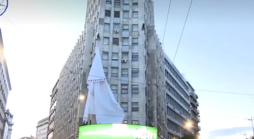 Skinut predizborni SNS-ov baner sa Palate Albanija u Beogradu: Alpinisti oslobodili gnijezda zaštićenih ptica