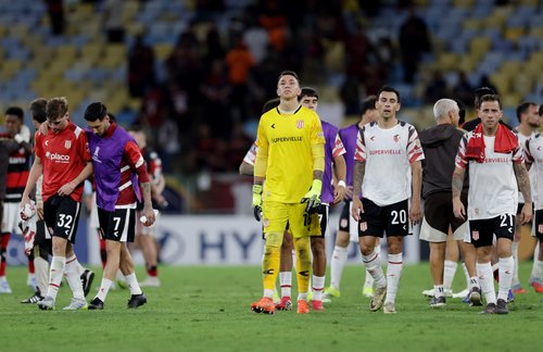 Soccer Football - Copa Libertadores - Group A - Flamengo v Estudiantes de La Plata - Estadio Maracana, Rio de Janeiro, Brazil - May 20, 2026 Estudiantes de La Plata's Fernando Muslera looks dejected after the match REUTERS/Ricardo Moraes