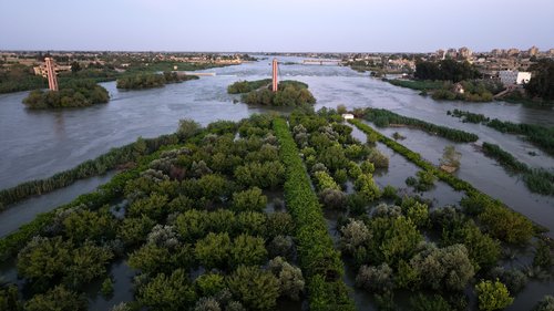 2026-05-29T200933Z_869534144_RC27JLAHWFI0_RTRMADP_3_SYRIA-DEIR-AL-ZOR-EUPHRATES-FLOOD.JPG