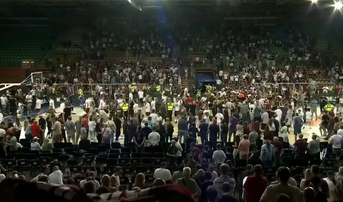 Pogledajte veliko slavlje košarkaša Bosne sa navijačima koji su napravili egzodus na parket Zetre (VIDEO)