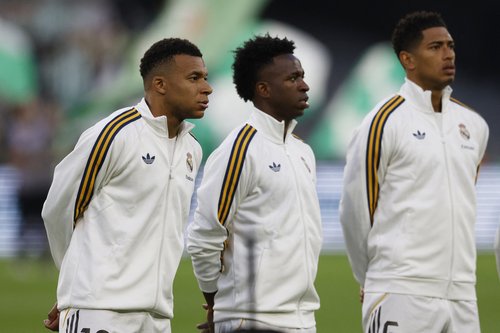 Soccer Football - LaLiga - Real Betis v Real Madrid - Estadio de La Cartuja, Seville, Spain - April 24, 2026 Real Madrid's Kylian Mbappe, Vinicius Junior and Jude Bellingham line up before the match REUTERS/Marcelo Del Pozo