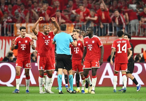 Soccer Football - UEFA Champions League - Semi Final - Second Leg - Bayern Munich v Paris St Germain - Allianz Arena, Munich, Germany - May 6, 2026 Bayern Munich's Jonathan Tah with teammates remonstrate with referee Joao Pinheiro REUTERS/Angelika Warmuth