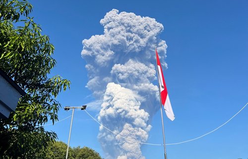 2026-05-08T063421Z_1689606078_RC2M4LAVXWR6_RTRMADP_3_INDONESIA-VOLCANO