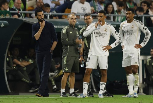 Soccer Football - LaLiga - Real Betis v Real Madrid - Estadio de La Cartuja, Seville, Spain - April 24, 2026 Real Madrid coach Alvaro Arbeloa, Trent Alexander-Arnold and Jude Bellingham during a break in play REUTERS/Marcelo Del Pozo