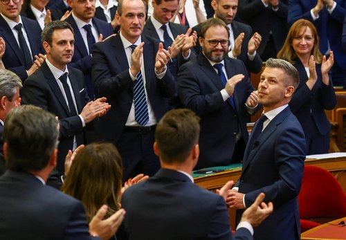 Peter Magyar u mađarskom parlamentu