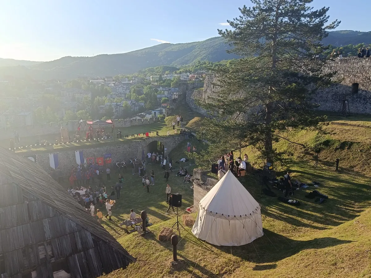 Mačevi, štitovi i kraljevske odore: Jajce ponovo postalo prijestolnica bosanskih vitezova