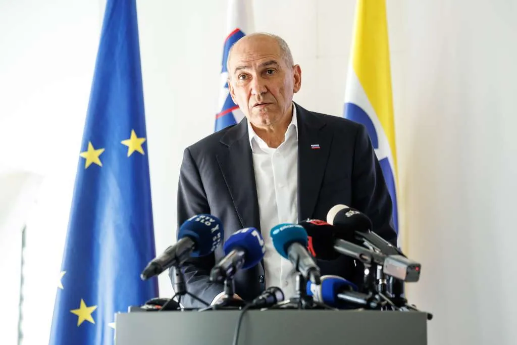 Janšina vlada ukinula zabranu trgovanja oružjem s 