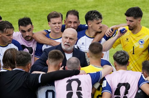 Soccer Football - FIFA World Cup 2026 - Group B - Canada v Bosnia and Herzegovina - Toronto Stadium, Toronto, Canada - June 12, 2026 Bosnia and Herzegovina coach Sergej Barbarez talks to his players after the match IMAGN IMAGES via Reuters/Kevin Sousa