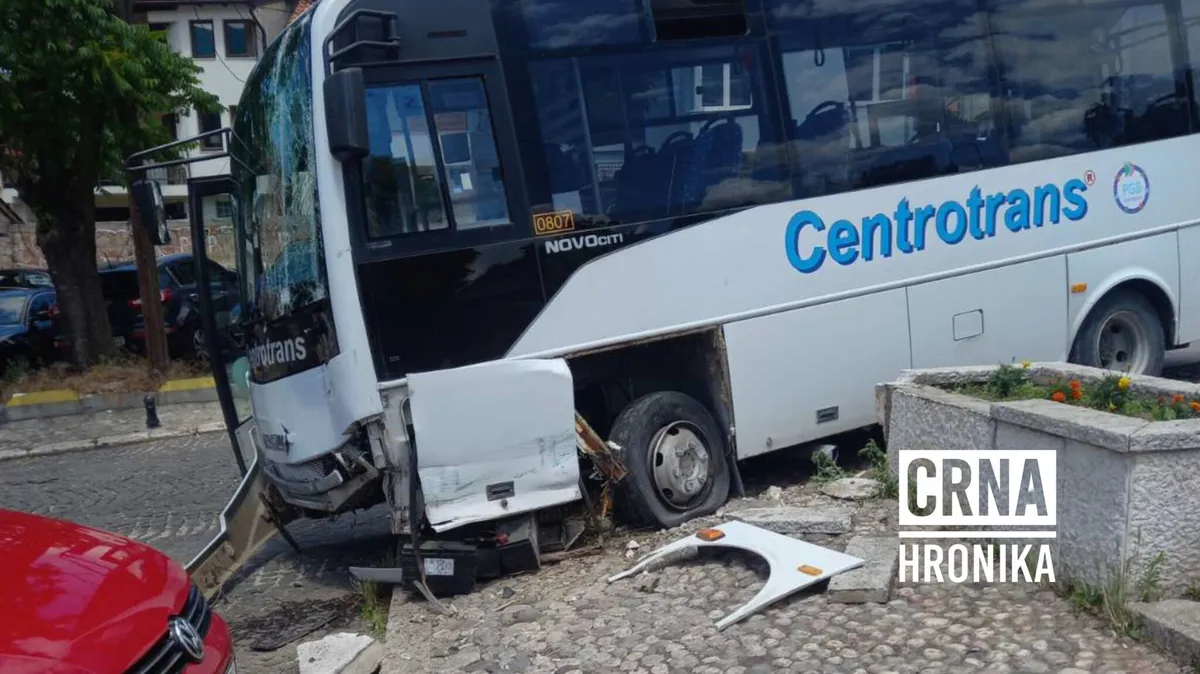 Nesreća na Vratniku u Sarajevu: Minibus sletio sa ceste i udario u stub ulične rasvjete, izbjegnuta tragedija
