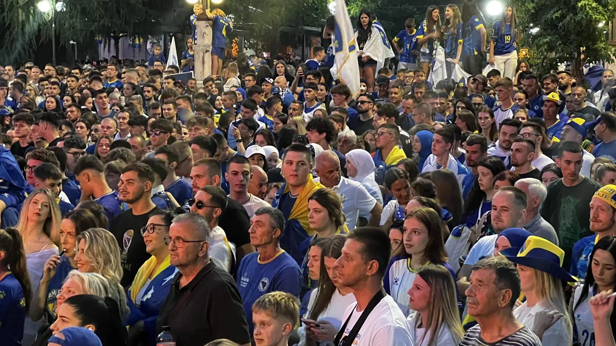 Mostarci zajedno bodre BiH: Stotine građana na Musali (FOTO/VIDEO)