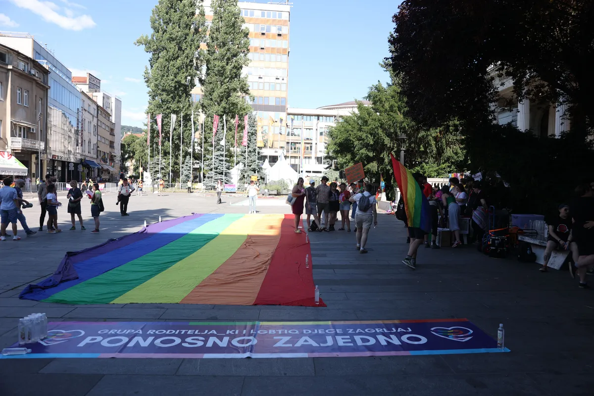 Sedma Bh. povorka ponosa u Sarajevu: Građani pristižu ispred Narodnog pozorišta, u toku velike izmjene saobraćaja