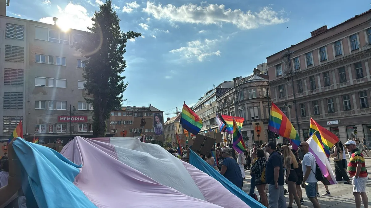 Počela sedma Bh. povorka ponosa u Sarajevu: Učesnici počeli pješačiti od Narodnog pozorišta