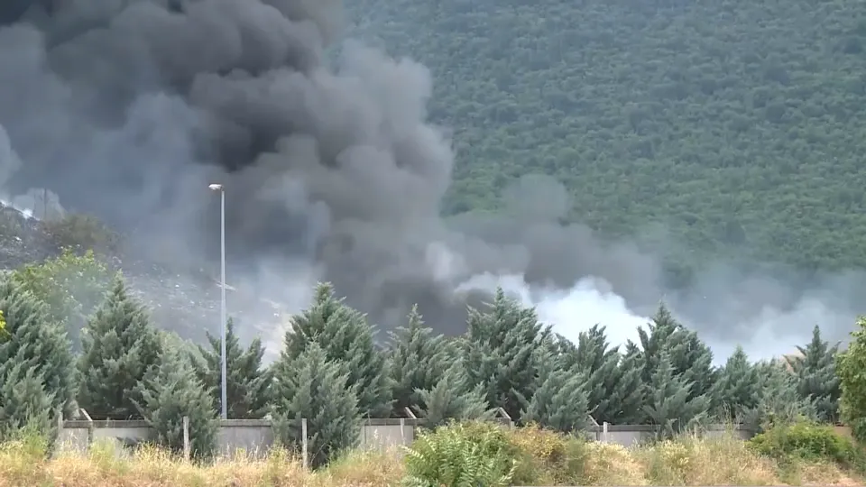 Deponija Uborak ponovo gori, vatrogasci i dalje na terenu