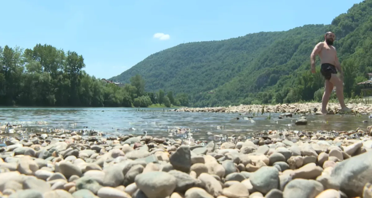 N1 u Zvorniku: Građani spas od vrućina traže u hladnoj Drini
