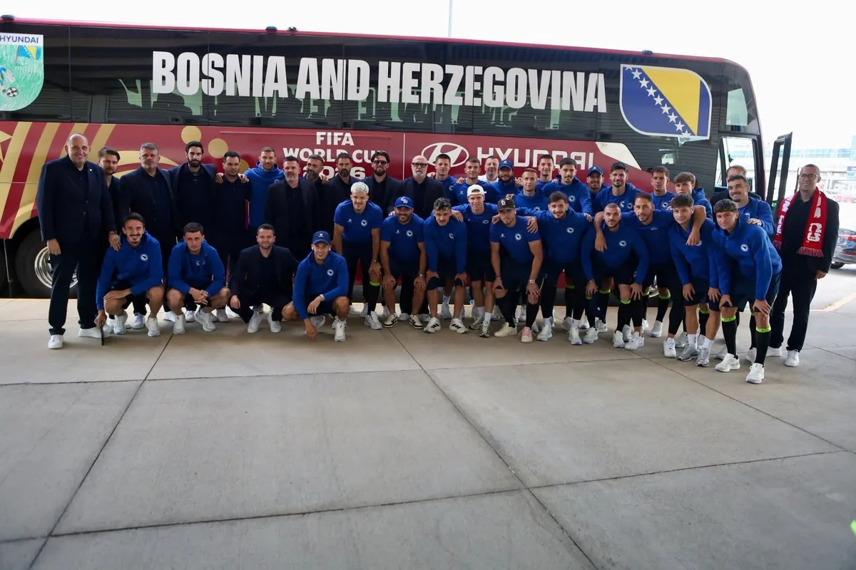 Zmajevi stigli u Toronto: Dočekao ih autobus sa zanimljivim 