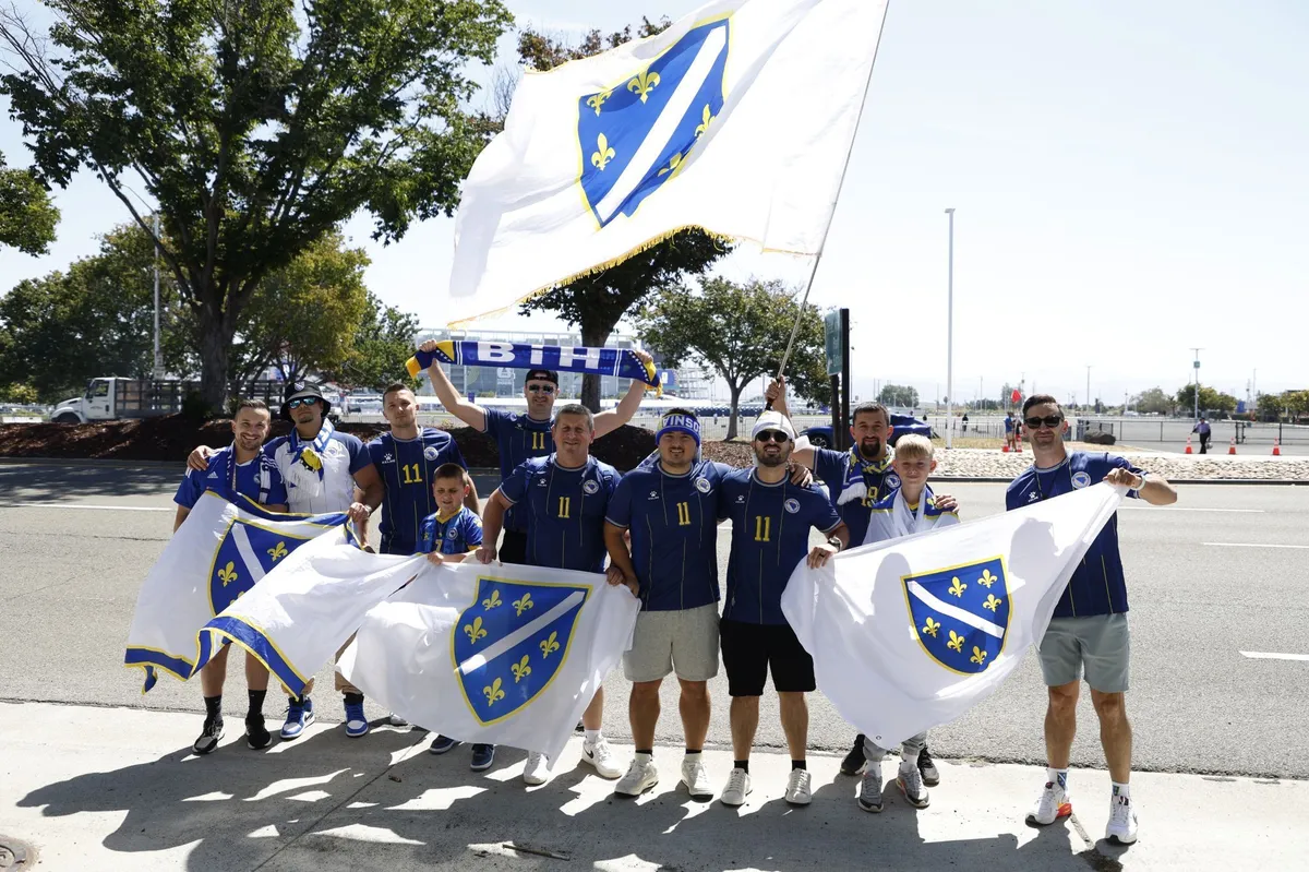 Sjajna atmosfera pred historijski duel: Hiljade navijača BiH već satima prije utakmice pristižu na stadion (FOTO)