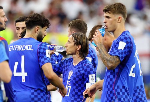 Soccer Football - FIFA World Cup 2026 - Group L - England v Croatia - Dallas Stadium, Arlington, Texas, U.S. - June 17, 2026 Croatia's Luka Modric, Josko Gvardiol and Luka Vuskovic during a hydration break REUTERS/Hannah Mckay