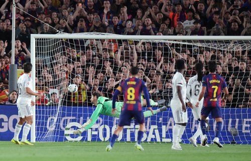 Soccer Football - LaLiga - FC Barcelona v Real Madrid - Spotify Camp Nou, Barcelona, Spain - May 10, 2026 FC Barcelona's Marcus Rashford scores their first goal from a free kick REUTERS/Nacho Doce