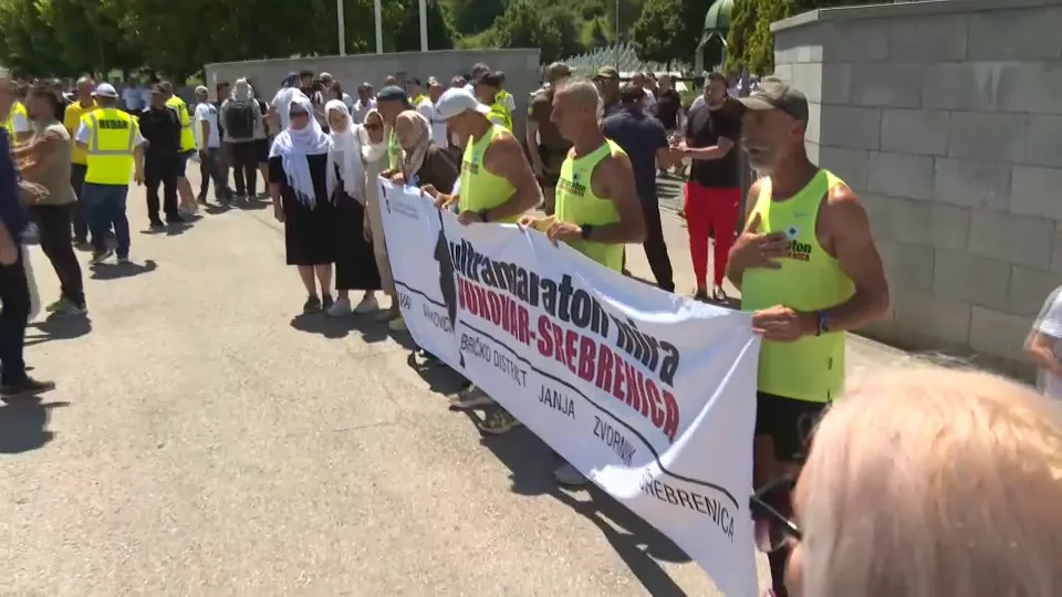 Ultramaratonci iz Vukovara stigli u Potočare: Suze, zagrljaji s majkama Srebrenice i poruka mira FOTO/VIDEO