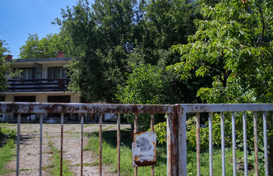 “Bijela kuća” u Potočarima: Mjesto na kojem su razdvajani muškarci i dječaci prije masovnih egzekucija