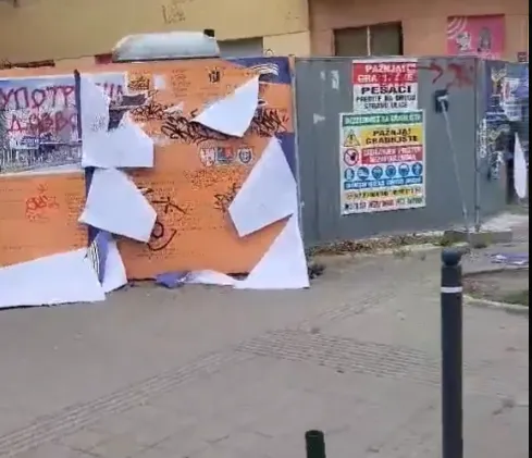 Provokacija radikala i odgovor građana: SRS plakatima veliča zločinca Ratka Mladića, Novosađani ih cijepaju