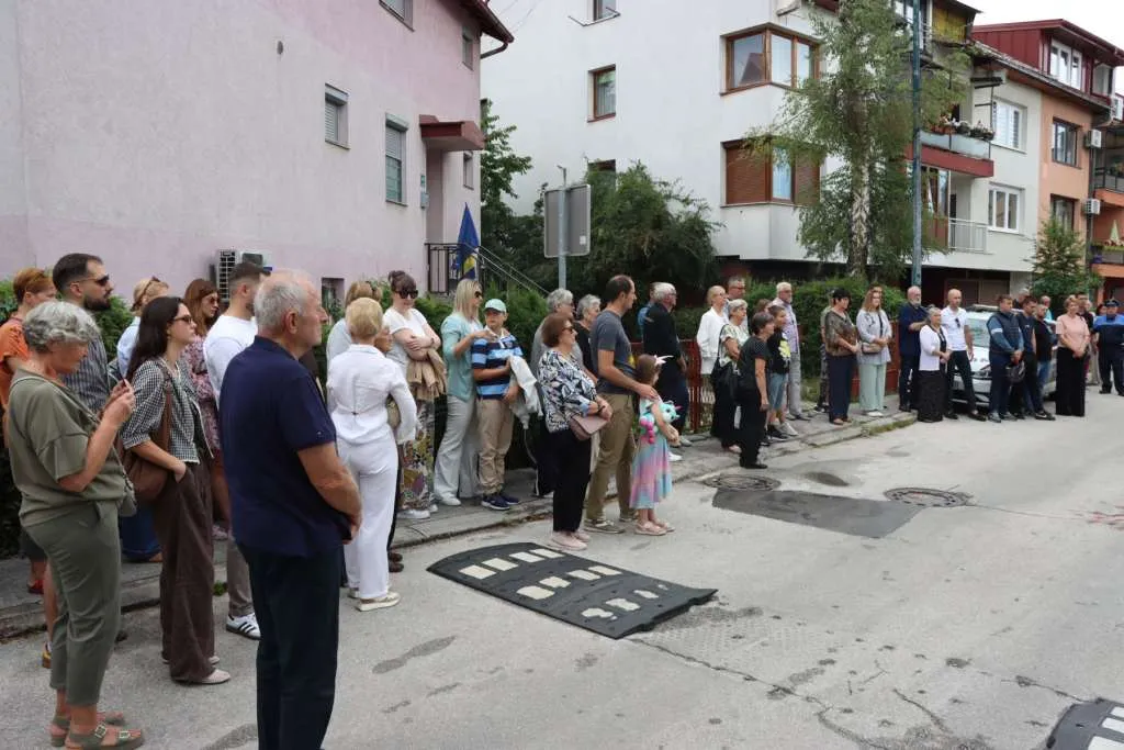 Obilježena 33. godišnjica stradanja Sarajlija u redu za vodu u ulici Hakije Turajlića na Dobrinji