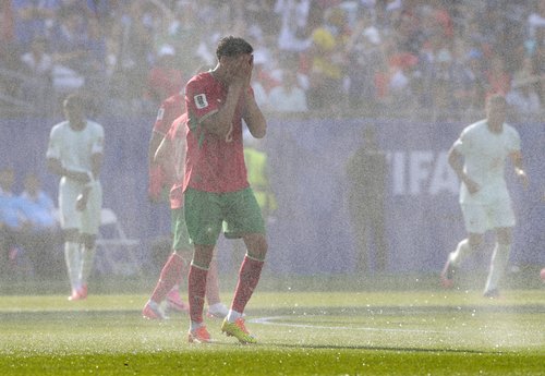 Soccer Football - FIFA World Cup 2026 - Quarter Final - France v Morocco - Boston Stadium, Foxborough, Massachusetts, U.S. - July 9, 2026 Morocco's Achraf Hakimi during a hydration break REUTERS/Brian Snyder