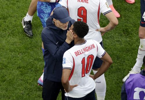 Soccer Football - FIFA World Cup 2026 - Group L - England v Ghana - Boston Stadium, Foxborough, Massachusetts, U.S. - June 23, 2026 England manager Thomas Tuchel gives instructions to Jude Bellingham during a hydration break REUTERS/Pilar Olivares