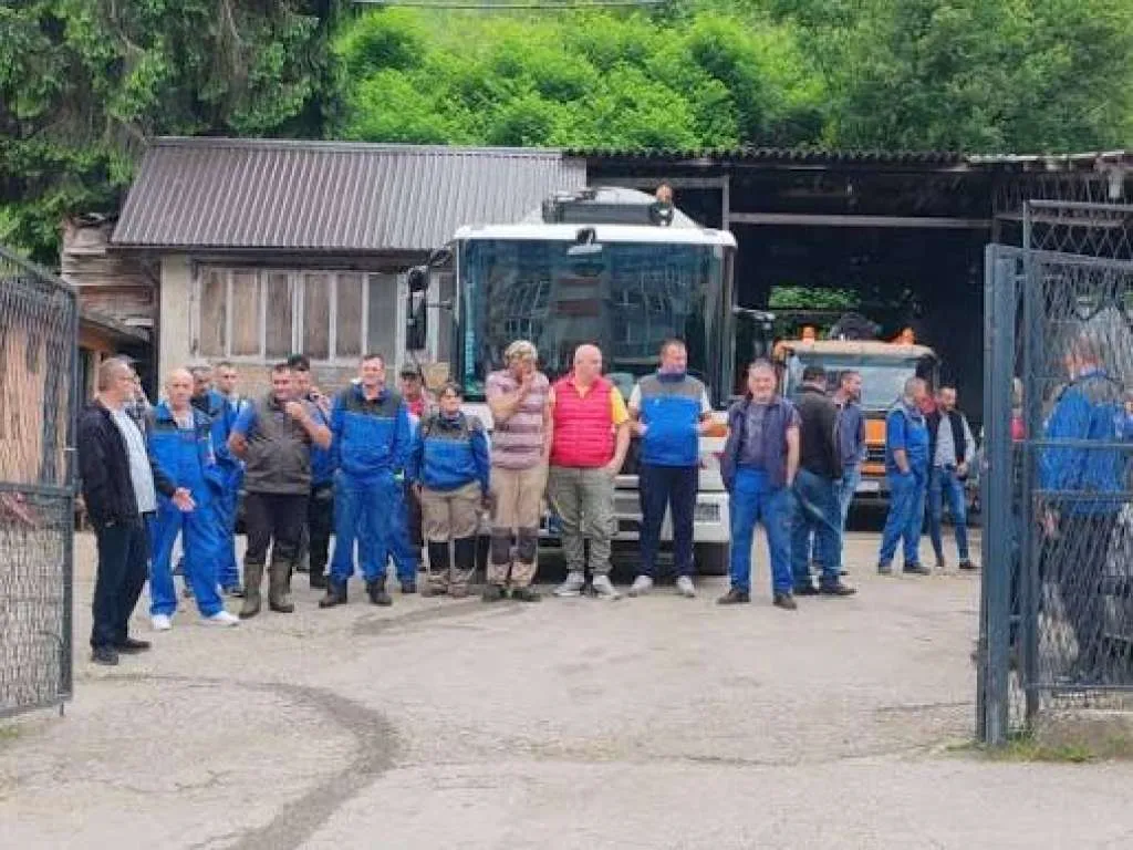 Radnici JKP "6. mart" u Goraždu idu u štrajk zbog neredovnih plata i finansijske krize, prijeti kolaps komunalnog sistema